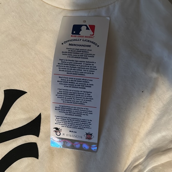 MLB Yankees tan t-shirt - Picture 2 of 2